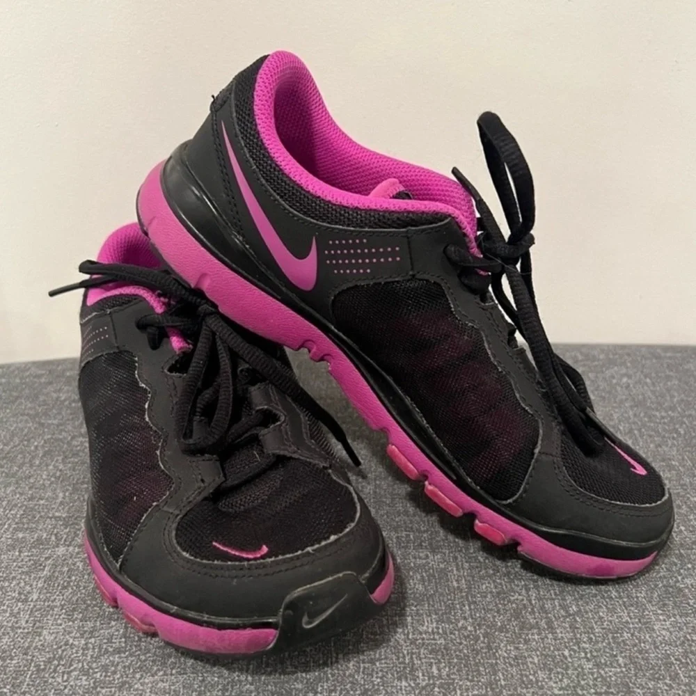 Nike flex trainer 2 - women Black Sneakers with Magenta Highlights/size 6